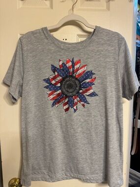 No Boundaries Gray Short Sleeve Tee with Patriotic Sunflower